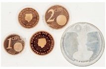Holanda 
AR/AE. Lote de 5 monedas. Céntimo 2002 (2), 2 Céntimos 2002 (2) y 10 Euro 2002 Boda Máxima y Willem. Las de céntimos son proof y encapsulada...