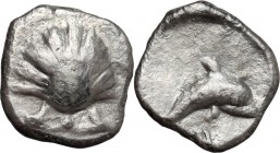 Greek Italy. Southern Apulia, Tarentum. AR Litra, 325-280 BC. D/ Shell. R/ Dolphin right. HN Italy 979. Vlasto 1506. SNG Cop. 1038. AR. g. 0.52 mm. 9....