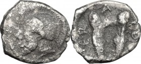 Sicily. Himera. AR Hemilitra, 470-450 BC. D/ Head of warrior left, helmeted. R/ Pair of greaves. SNG Ashmolean 1769. SNG Lloyd 1030. AR. g. 0.80 mm. 1...