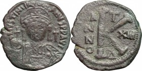 Justinian I (527-565). AE half Follis, Constantinople mint. Dated RY 16 (542/43). D/ Helmeted and cuirassed facing bust, holding globus cruciger and s...