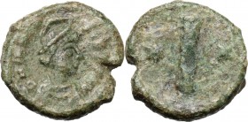 Maurice Tiberius (582-602). AE Decanummium. Ravenna mint. Struck 586-602. D/ Helmeted, draped, and cuirassed bust right. R/ Large I between two stars;...