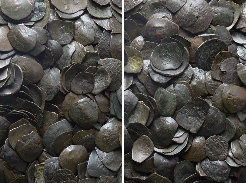 Circa 500 Byzantine Coins. 

Obv: .
Rev: .

. 

Condition: See picture.
...