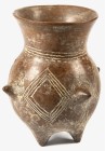 OBJEKTE AUS TON. 
GEFÄSSE. 
Yortan Kultur (Anatolien) 3.-2. Jahrtsd. v. Chr. Kugelige Vase 2. Jtsd. v. Chr. dunkelbraun gebrannter Ton, bauchiges Ge...