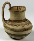 OBJEKTE AUS TON. 
GEFÄSSE. 
Daunische Keramik. Kleine einhenklige Kanne daunisch 525 - 475 v. Chr. hellbeiger Ton, bauchiger Körper, trichterförmige...