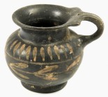 OBJEKTE AUS TON. 
GEFÄSSE. 
Firniskeramik. Apulische Keramik. 4. Jh. v. Chr., einhenklige Vase, bauchiger Körper kleiner Hals mit kelchförmiger Öffn...