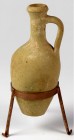 OBJEKTE AUS TON. 
GEFÄSSE. 
Griechische Keramik. Einhenklige Flasche hellenistisch, hellbeiger Ton, birnenförmiger Körper, kleine Lippe, eingedellte...