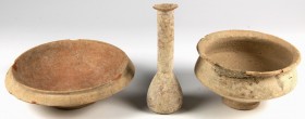 OBJEKTE AUS TON. 
GEFÄSSE. 
LOTS. Lot römische Keramik aus Tunesien: Schale, roter Ton, Rand mit Hohlkehle etwas bestoßen F 16,6cm; Fußschale hellro...