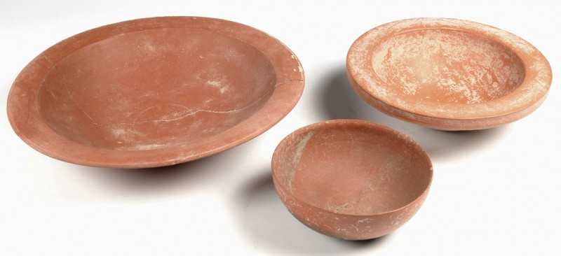 OBJEKTE AUS TON. 
GEFÄSSE. 
LOTS. 3 Schalen: Tunesien, flache römische Schale ...