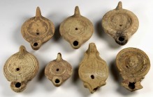 OBJEKTE AUS TON. 
ÖLLAMPEN. 
RÖMISCH 1. Jh. v. Chr. bis 4. Jh. n. Chr. LOT von 7 Öllampen aus Tunesien Römische Öllampen aus hellrotem Ton mit beige...