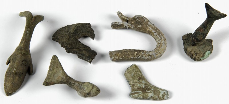 OBJEKTE AUS BRONZE. 
TIERE. 
LOT Bronze Tierfragmente: römisch, u.a. Delfin, G...