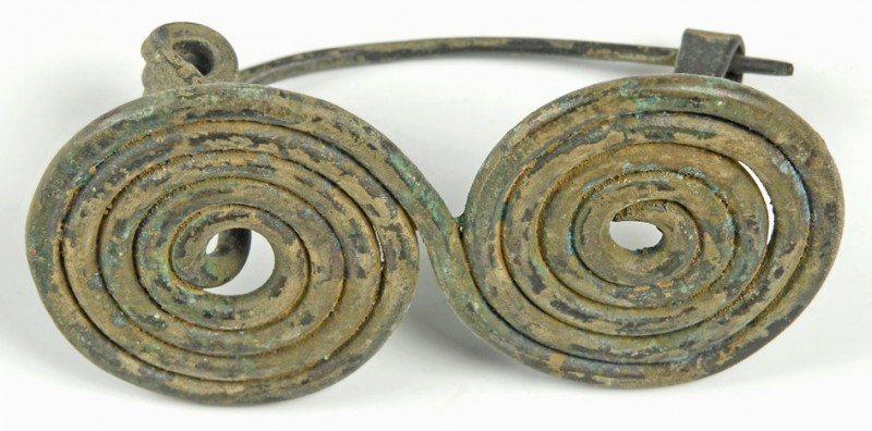 OBJEKTE AUS BRONZE. 
SCHMUCK. 
FIBELN. Brillenfibel, römisch, spiralförmige Te...