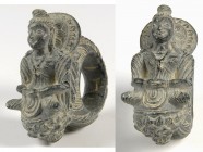 OBJEKTE AUS STEIN. 
AMULETTE / SCHMUCK. 
Gandhara. Breiter Ring grüner Schist, verziert mit Buddha im Lotossitz im Relief, Ringloch F 24mm, H.60mm B...