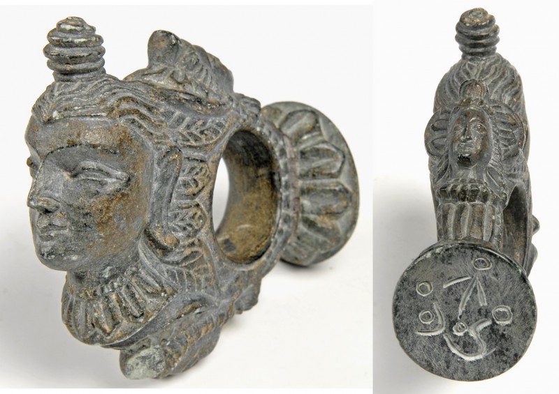 OBJEKTE AUS STEIN. 
AMULETTE / SCHMUCK. 
Gandhara. Breiter Ring grüner Schist,...