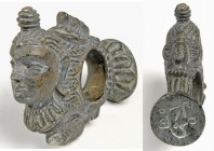 OBJEKTE AUS STEIN. 
AMULETTE / SCHMUCK. 
Gandhara. Breiter Ring grüner Schist, verziert mit Buddha-Büste zw. 2 Frauenbüsten im Relief, Ringloch F 23...