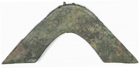 ASIEN. 
CHINA. Bronze-Chungpi ("Brückengeld") ohne Dekor; mit spitzem Fuß. 11cm breit 10g. Schlösser&nbsp; 24-26. . 

grüne raue Patina, ss