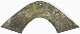 ASIEN. 
CHINA. Bronze-Chungpi ("Brückengeld") ohne Dekor; oben gelocht, mit winkeligem Fuß. 12cm breit 12g. Schlösser&nbsp; 24-26. . 

grüne raue P...
