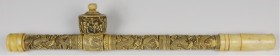ASIEN. 
CHINA. Opiumpfeife, aus geschnitzem Bein, in 3 Feldern Drachendarstellungen getrennt durch Mäanderbänder, aufgesetzter Pfeifenkopf (H.4,5cm) ...