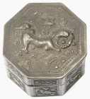 ASIEN. 
CHINA. Getriebene Silberdose, 19. Jh. 8-eckige Deckeldose, Drachen mit Löwenkörper, auf den 8 Seitenwänden Blütenmotive, am Boden 2 Einstempe...