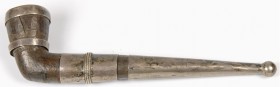 ASIEN. 
MYANMAR (BURMA), LAOS, THAILAND (SIAM). Opiumpfeife, 20. Jh. Holzkern mit Silberblechummantelung, Silberspitze, L.17,5cm 55,5g. .