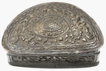ASIEN. 
THAILAND (SIAM). Halbmondförmige Deckeldose aus getriebenem Silberblech, Motiv: Blüten in Ranken, 7,5 x 4,4 x 4cm 57,5g. . 

dunkle Patina...