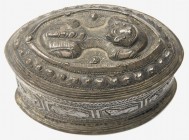ASIEN. 
THAILAND (SIAM). Opiumdose 19./20. Jh. ovale Deckeldose aus getriebenem Silberblech, Frosch, Wand mit aufgelegtem Dekorband mit Tiermotiven, ...