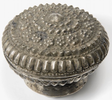 ASIEN. 
THAILAND (SIAM). Opiumdose 19./20. Jh. runde Deckeldose aus getriebenem...