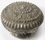 ASIEN. 
THAILAND (SIAM). Opiumdose 19./20. Jh. runde Deckeldose aus getriebenem Silberblech in Form der Königskrone, mit Blütendekor, F 7cm H.5,2cm 6...