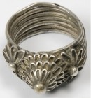 ASIEN. 
THAILAND (SIAM). Schmuckgeld der Karen u. Meos. Ring aus siebenfachem Draht mit großem blütenartigen Aufsatz zwischen 2 Blüten F 24mm 14,6g, ...