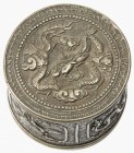 ASIEN. 
VIETNAM - LAOS - KAMBODSCHA. Opiumdose 19.Jh. getriebene runde Silberdose, 2 Drachen, Wände 4 Drachen, am Boden gravierte Schriftzeichen in o...