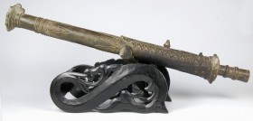 INDONESIEN. 
BORNEO / BRUNEI. Bronze-"Lantaka", Dreh-Schwenk-Kanone, 17. Jh., rundes Bronzerohr mit umlaufenden spitz-dreikantigen Ornamentfriesen ("...