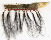INDONESIEN. 
NEUGUINEA. Dolchgeld der Papua, gefertigt aus dem Kieferknochen eines Krokodils. Griff mit Flechtwerk aus Baumrindengewebe, Hiobstränen ...
