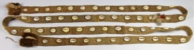 INDONESIEN. 
NEUGUINEA. "Jarrak", Kopfschmuck der Dani-Papua für Neugeborene und Tote vor der Verbrennung. Mit 55 Kaurischnecken besetztes aus Baumri...