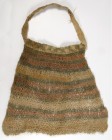INDONESIEN. 
NEUGUINEA. "Bilum" Tragenetz der Asmat. Netzartig geflochtener Bast, rot, anthrazit, hellbraun in Streifen, 48cm x 38cm (doppelt), mit T...