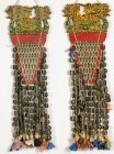 INDONESIEN. 
BALI. "Salang" Satz von 2 Tempelbehängen in Dreiecks- ("Tumpal") Form, polychrom bemalte Holzschnitzerei mit sitzender Gottheit zwischen...