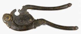 INDONESIEN. 
MYANMAR (BURMA). Betelnuss-Zange, Bronze. Schlange, Griff in Eicheln endend, L.125mm. .