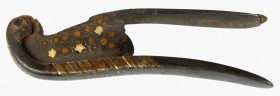 INDONESIEN. 
MYANMAR (BURMA). Betelnuss-Zange, Bronze. Geschwungener Zangengriff, breites Zangenblatt mit kreis- und sternenförmiger Glaseinlegearbei...