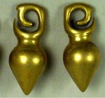 INDONESIEN. 
MALAYSIA. Ohrringe-Paar tropfenförmig, spiralförmige Aufhängung, Messing L.62mm 440g. .