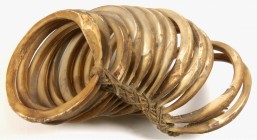 OZEANIEN. 
NEUGUINEA. 13 Schneckenarmringe aus der Trochus-Schneckenschale geschliffen, gebunden mit Hibiskusbast und Pflanzenfaserschnur, F 10,6cm H...