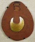 OZEANIEN. 
NEUGUINEA. Moka Kina, Papua-Neuguinea, halbmondförmiger Abschnitt aus der Goldlip-Perlausterschale, auf einer mit Rötelpulver gefärbten Ha...