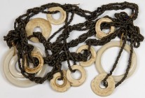 OZEANIEN. 
NEUGUINEA. Brustschmuck mit 6 Konusschneckenböden, Glasringen und kleinen schwarzen Perlen, Papua Neuguinea, Madang-Provinz, mittlere Nord...