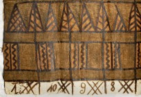 OZEANIEN. 
WALLIS. Siapo Tapa, Stoffbahn aus den Fasern des Maulbeerbaumes, dunkelbraun und hellbraune geometrische Bemalung, Bahnen 1 bis 10, diese ...