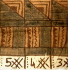 OZEANIEN. 
WALLIS. Siapo Tapa, Stoffbahn aus den Fasern des Maulbeerbaumes, dunkelbraun, hellbraune und rotbraune geometrische Bemalung, 220cm x 230c...