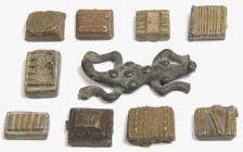 Afrika. 
GHANA. 
ASHANTI - Goldgewichte. 10 Br-Gewichte, Krokodil 4,5cm 13,17g Menzel 653vgl., sowie 9 quaderförmige Gewichte mit geometrischem Deko...