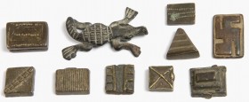 Afrika. 
GHANA. 
ASHANTI - Goldgewichte. 10 Br-Gewichte, Krokodil 4,0cm 11,3g Menzel 654vgl., sowie 9 quaderförmige Gewichte mit geometrischem Dekor...