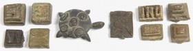 Afrika. 
GHANA. 
ASHANTI - Goldgewichte. 10 Br-Gewichte, Schildkröte 3,2cm 12,98g Menzel 636vgl., sowie 9 quaderförmige Gewichte mit geometrischem D...