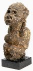 AFRIKANA. 
SIERRA LEONE. 
KISSI. Steinfigur. Hockende Frauenfigur mit langen Zöpfen, hellgraue Terrakotta, hart gebrannt, schwarze Patina, H.15cm. ....