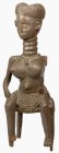 AFRIKANA. 
SIERRA LEONE. 
MENDE. Sitzende weibliche Ahnfigur. Zweigeteilte Frisur, ovaler Kopf, Ringelhals, geschnitzter Anhänger zwischen üppigen B...