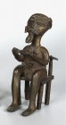 AFRIKANA. 
LIBERIA. 
Sitzender Mann (Typ Baule) auf Stuhl mit Lehne, Gelbbronze H.140mm. .