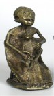 AFRIKANA. 
LIBERIA. 
Sitzende Mutter auf Stuhl, hält Kind mit beiden Armen auf den Knien, Gelbbronze H.85mm. .