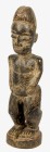 AFRIKANA. 
COTE D'IVOIRE (ELFENBEINKÜSTE). 
BAULE. Stehende männliche Figur, Kammfrisur, Hände auf Bauch gelegt, auf Rundsockel, braunes Holz, dunke...